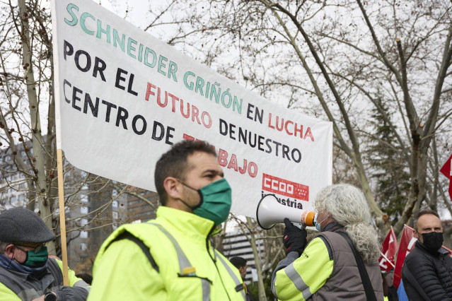 Archivo - Varias personas con una pancarta para defender el futuro de Schneider, durante una concentración de CCOO contra el traslado de Schneider Electric a Italia, frente al Ministerio de Industria, a 7 de marzo de 2022, en Madrid (España). La protesta