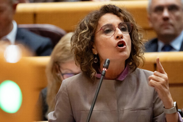 La vicepresidenta cuarta y ministra de Hacienda y Función Pública, María Jesús Montero, interviene durante una sesión plenaria, en el Senado, a 12 de diciembre de 2023, en Madrid (España). Tras el Pleno del Congreso donde se ha realizado el primer debate