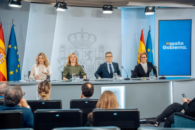 (I-D) La vicepresidenta segunda y ministra de Trabajo, Yolanda Díaz; la ministra Portavoz y ministra de Educación, Formación Profesional y Deporte, Pilar Alegría; el ministro de la Presidencia, Relaciones con las Cortes y Justicia, Félix Bolaños y la mini