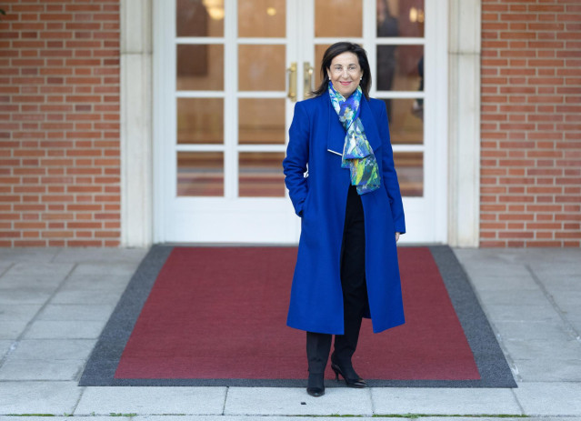 La ministra de Defensa, Margarita Robles, posa a su llegada a la primera reunión de Consejo de Ministros de la XV legislatura.