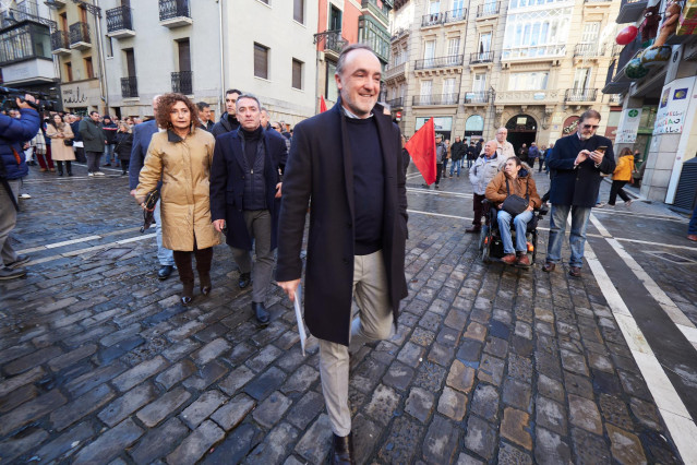El presidente de UPN, Javier Esparza, durante una manifestación contra la moción de censura, a 17 de diciembre de 2023, en Pamplona, Navarra (España). El líder del Partido Popular ha visitado hoy Pamplona para pedir al PSOE que abandone el pacto que ha he