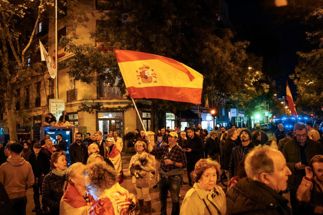 Archivo - Cientos de personas durante una manifestación contra la amnistía frente a la sede del PSOE en Ferraz, a 13 de noviembre de 2023, en Madrid (España).