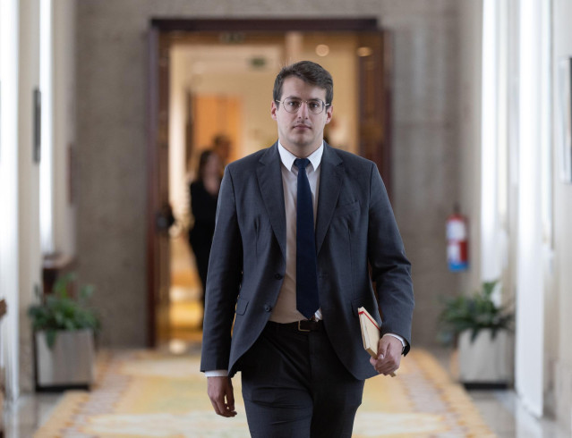 El diputado de Sumar Jorge Pueyo a su llegada a una reunión de la Junta de Portavoces, a 5 de diciembre de 2023, en Madrid (España).