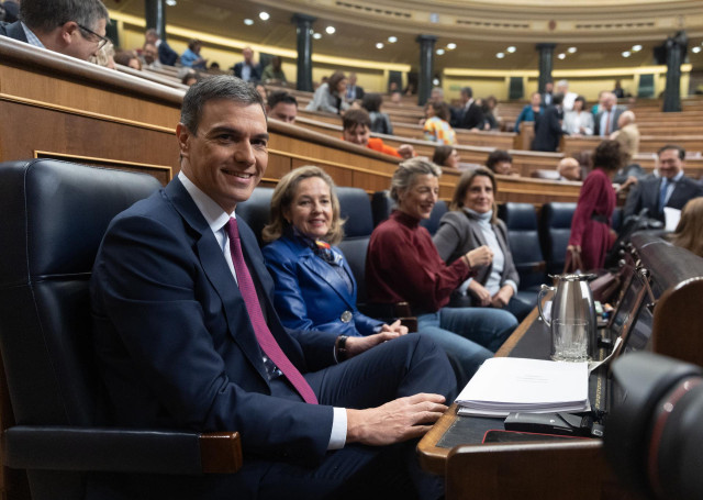El presidente del Gobierno, Pedro Sánchez y la vicepresidenta primera y ministra de Economía, Nadia Calviño, durante un pleno en el Congreso de los Diputados, a 20 de diciembre de 2023, en Madrid (España).
