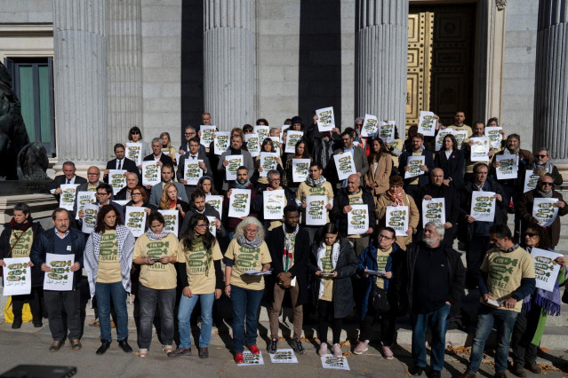 Diputados, sindicatos y ONGs presentan ante el Congreso de los Diputados el llamamiento 'Fin al Comercio de armas con Israel' para pedir al Gobierno que finalice la compra y venta de armas con Israel