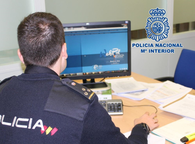 Archivo - Policía con un ordenador.