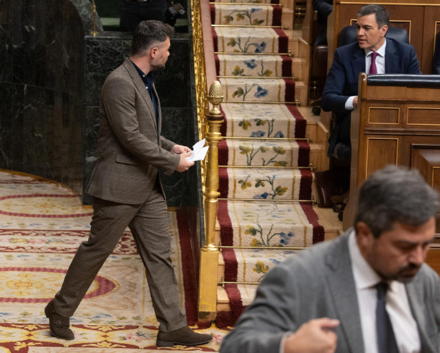 El portavoz de ERC en el Congreso, Gabriel Rufián (i) y el presidente del Gobierno, Pedro Sánchez (d)