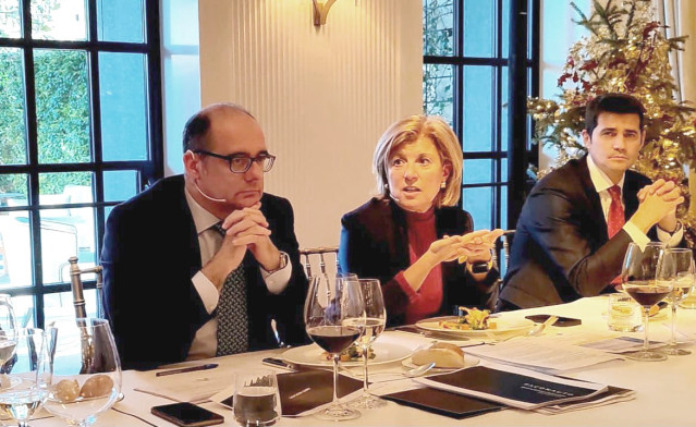 La presidenta de Faconauto, Marta Blázquez, junto al director general, José Ignacio Moya, y al director de comunicación, Raúl Morales.