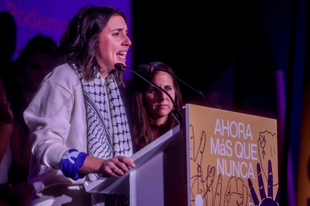 Irene Montero e Ione Belarra durante un acto de Podemos, en el Palacio de la Prensa, a 16 de diciembre de 2023, en Madrid (España).