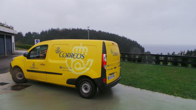 Archivo - Furgoneta de reparto de Correos