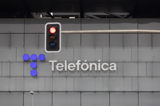 Un semáforo en rojo frente a la sede de Telefónica, a 28 de noviembre de 2023, en Madrid (España).