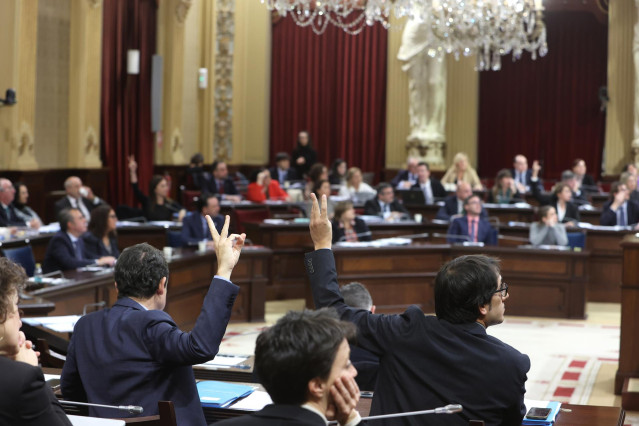 Vista general de las votaciones durante un pleno en el Parlament balear.
