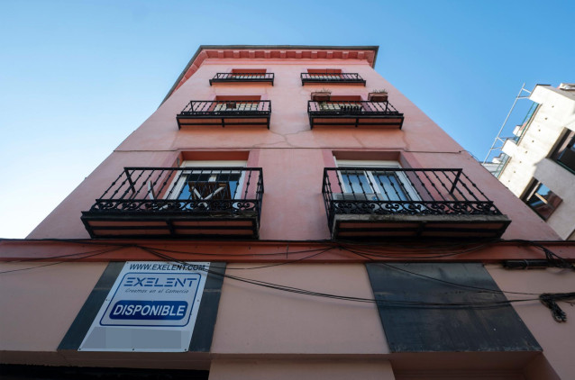 Archivo - Cartel de venta en un edificio de viviendas