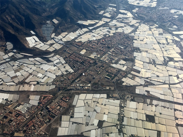 Agricultura bajo plástico en la costa de Almería.