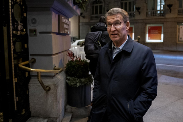 El presidente del PP, Alberto Núñez Feijóo,a su llegada a la gala de entrega de los premios Parlamentarios 2023, en el Hotel Westin Palace, a 20 de diciembre de 2023, en Madrid (España).