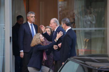 EuropaPress 5649444 infanta elena rey juan carlos salida restaurante 20 diciembre 2023 madrid