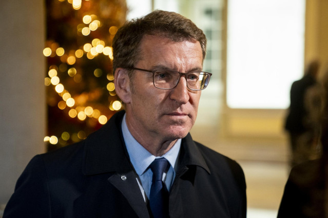 El presidente del PP, Alberto Núñez Feijóo,a su llegada a la gala de entrega de los premios Parlamentarios 2023, en el Hotel Westin Palace, a 20 de diciembre de 2023, en Madrid (España).