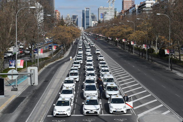 Archivo - Varios taxis marchan desde Plaza de Castilla