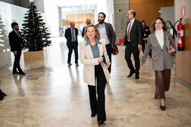 El secretario de Estado de Economía y Apoyo a la empresa, Gonzalo García Andrés (3d); la vicepresidenta primera y ministra de Economía, Comercio y Apoyo a la Empresa, Nadia Calviño (c), y la subsecretaria del Ministerio de Asuntos Económicos y Transformac