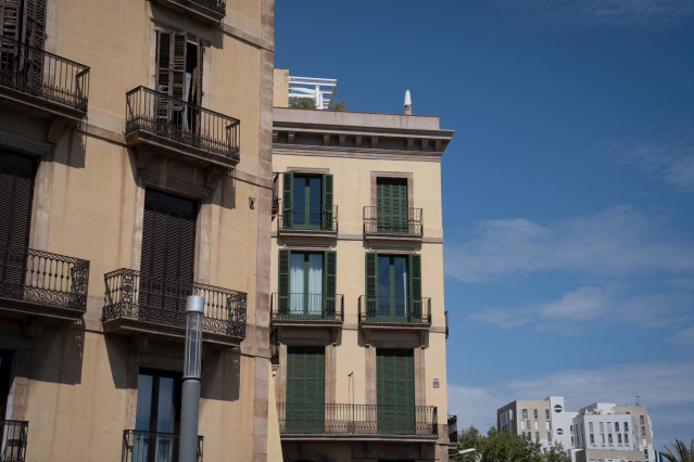 Archivo - Fachada de un edificio, a 25 de abril de 2023, en Barcelona, Catalunya (España).