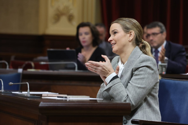 La presidenta del Govern, Marga Prohens, aplaudiendo desde su escaño este jueves durante el pleno de presupuestos.