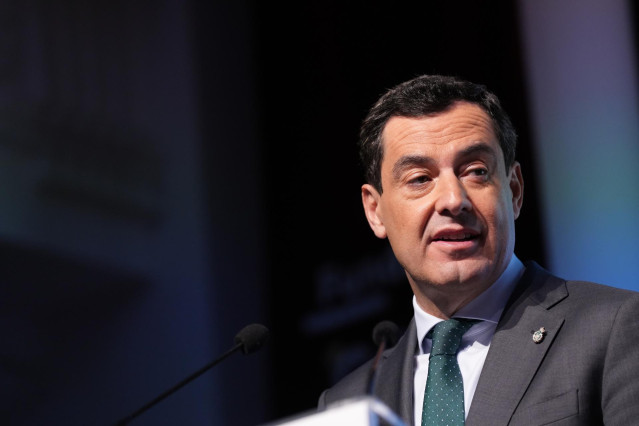 El presidente de la Junta de Andalucía, Juanma Moreno, durante su intervención después de la entrega de los premios 'Andalucía hacia el futuro', a 18 de diciembre del 2023 en Sevilla (Andalucía, España). (Foto de archivo).