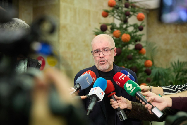 El secretario general de CCOO, Unai Sordo, atiende a los medios antes de la reunión con la mesa de diálogo social, a 18 de diciembre de 2023, en Madrid (españa). A esta reunión han sido convocados los responsables de las organizaciones sindicales, CCOO y