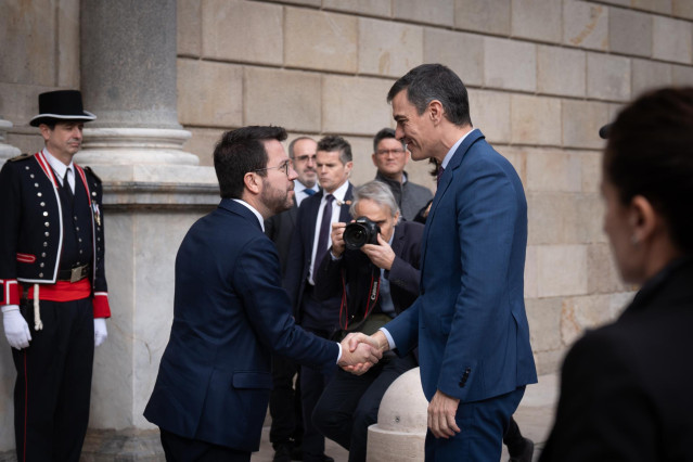 El presidente del Gobierno, Pedro Sánchez (d), y el president de la Generalitat de Catalunya, Pere Aragonès (i), se saludan a su llegada a una reunión en el Palau de la Generalitat, a 21 de diciembre de 2023, en Barcelona, Catalunya (España).
