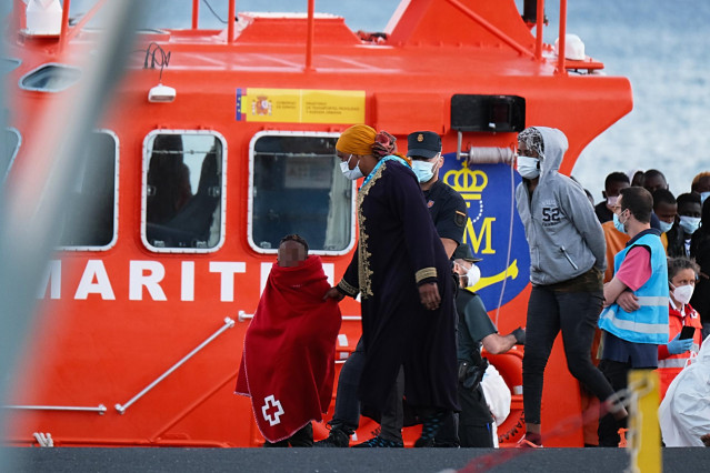 Archivo - Una niña migrante llega llegan a tierra junto con otros migrantes tras el rescate del buque Salvamar Mizar a una patera de 56 inmigrantes subsaharianos, entre ellos dos bebés y es posible que alguna mujer embarazada, en el Puerto del Rosario, a