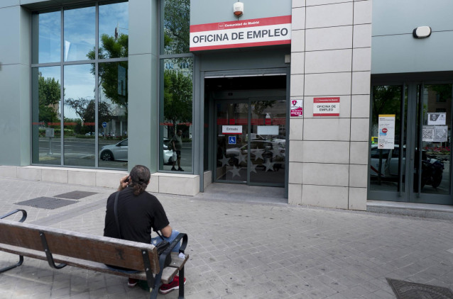 Archivo - Un hombre frente a las puertas de la oficina del SEPE de Méndez Álvaro, a 27 de abril de 2023, en Madrid (España). El paro subió en 103.800 personas entre enero y marzo, lo que supone un 3,4% más que en el trimestre anterior, mientras que la ocu