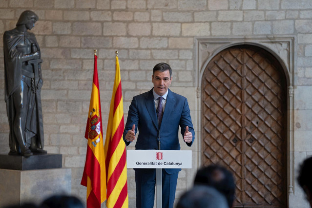 El presidente del Gobierno, Pedro Sánchez, comparece tras su reunión con el president de la Generalitat de Catalunya, Pere Aragonès, en el Palau de la Generalitat, a 21 de diciembre de 2023, en Barcelona, Catalunya (España).
