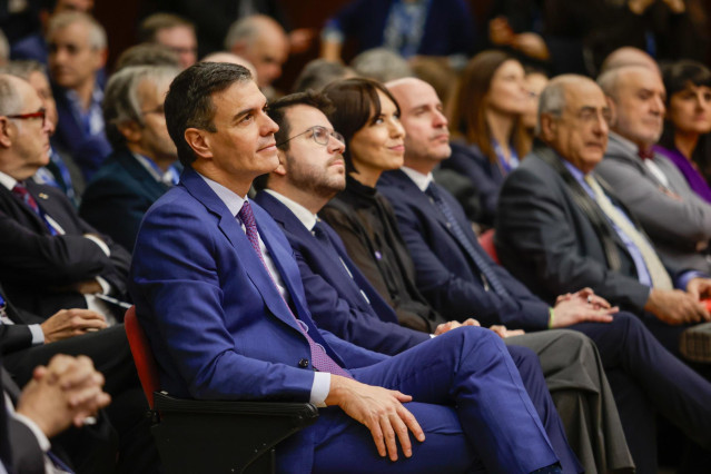 (I-D) El presidente del Gobierno, Pedro Sánchez, el president de la Generalitat de Catalunya, Pere Aragonès, y la ministra de Ciencia, Innovación y Universidades, Diana Morant; durante la inauguración del superordenador MareNostrum 5, en el Barcelona Supe