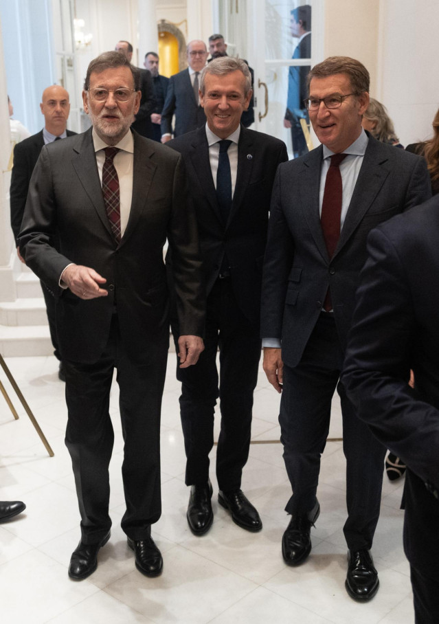 Archivo - (I-D) El expresidente del Gobierno Mariano Rajoy; el presidente de la Xunta de Galicia, Alfonso Rueda y el presidente del PP, Alberto Núñez Feijóo, llegan a un desayuno  de Nueva Economía Fórum, a 17 de noviembre de 2023, en Madrid (España).