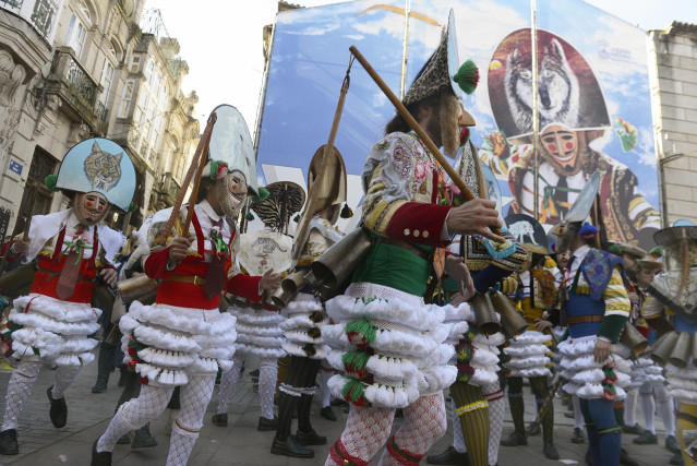 Archivo - ‘Cigarrones’ interactúan con el público durante la celebración del domingo Corredoiro como parte del Entroido, a 12 de febrero de 2023, en Verín, Ourense, Galicia (España). Verín celebra el domingo de Corredoiro, primer día en el que los cigarro