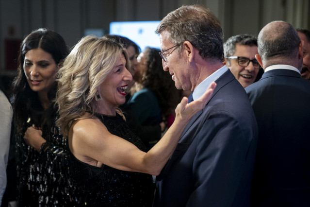 La vicepresidenta segunda del Gobierno y ministra de Trabajo, Yolanda Díaz y el presidente del PP, Alberto Núñez Feijóo, conversan durante la gala de entrega de los premios Parlamentarios 2023