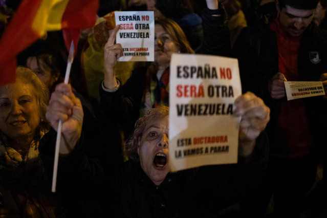 Archivo - Manifestantes sostienen carteles, durante la concentración en contra de la amnistía