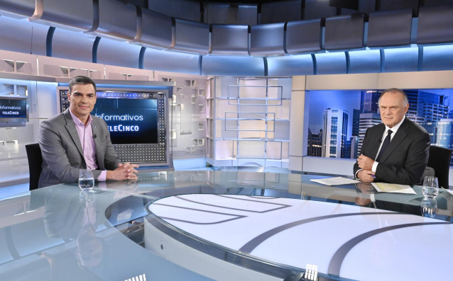 Archivo - El presidente Pedro Sánchez es entrevistado por Pedro Piqueras en Telecinco