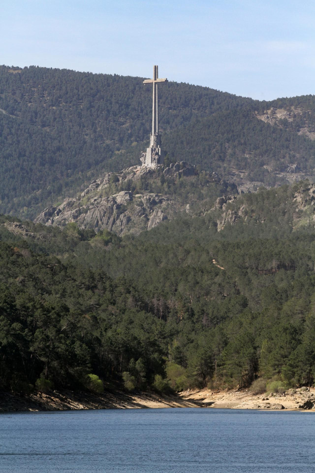 Archivo - La cruz del Valle de Cuelgamuros desde el embalse de La Jarosa,  a 21 de abril de 2023, en Guadarrama, Madrid (España).  El Gobierno exhumará los restos del fundador de La Falange, José Antonio Primo de Rivera, de la basílica del Valle de Cuelga