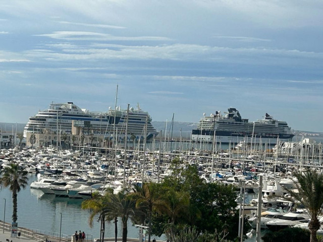 Archivo - Dos cruceros en el Puerto de Alicante.