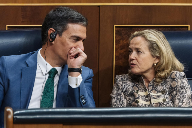Archivo - El presidente del Gobierno en funciones, Pedro Sánchez, y la vicepresidenta primera en funciones y ministra de Asuntos Económicos y Transformación Digital, Nadia Calviño.