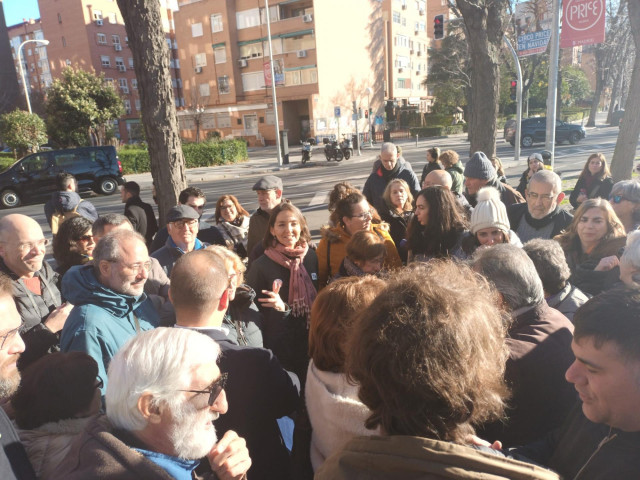 La portavoz del Grupo Municipal Socialista del Ayuntamiento, Reyes Maroto, el portavoz del Grupo Parlamentario Socialista, Juan Lobato, y el europarlamentario, César Luena, visitan el Parque de Arganzuela