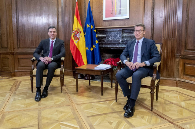 El presidente del Gobierno, Pedro Sánchez, y el líder del PP, Alberto Núñez Feijóo, posan durante una reunión, en el Congreso de los Diputados, a 22 de diciembre de 2023, en Madrid (España).