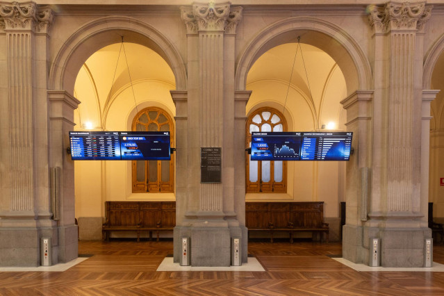 Varios paneles del IBEX 35 en el Palacio de la Bolsa, a 21 de diciembre de 2023, en Madrid (España).