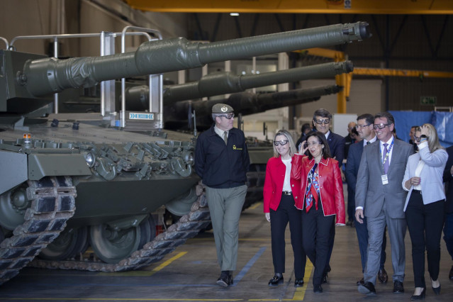 Archivo - La ministra de Defensa, Margarita Robles (c), junto a unos tanques Leopard en la planta de Santa Bárbara Sistemas. A 23 de marzo de 2023, en Sevilla (Andalucía, España).