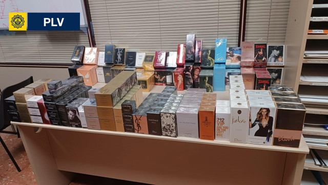 Archivo - Decomisan más de 220 perfumes y cosméticos falsificados por un valor de 14.000 euros