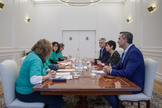 La minsitra de Vivienda, Isabel Rodríguez, se reúne con representantes de la Plataforma de Afectados por la Hipoteca en la sede del Ministerio de Vivienda, en Madrid, a 22 de diciembre de 2023.