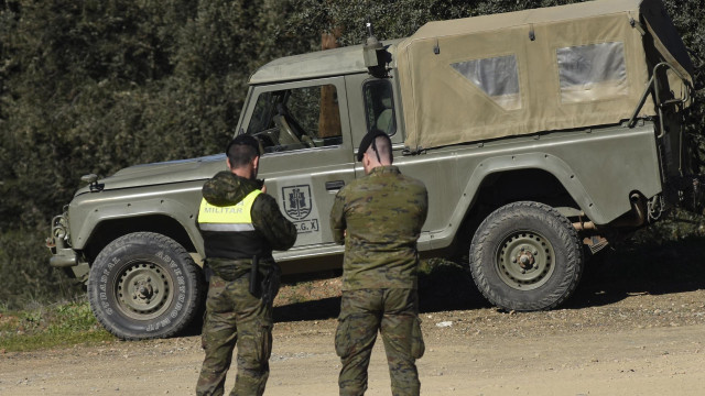 Militares acordonando el lugar donde buscan a dos militares desaparecidos de la base de Cerro Muriano. A 21 de diciembre de 2023, en Córdoba (Andalucía, España). (Foto de archivo).