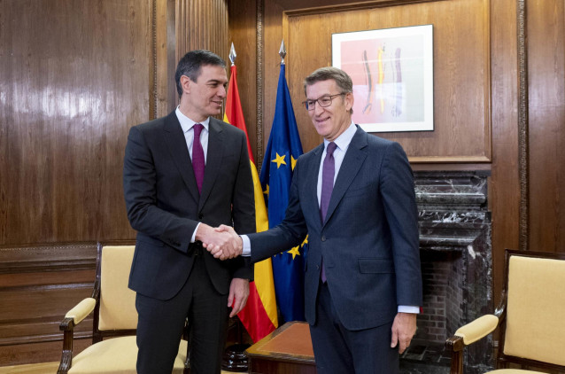 El presidente del Gobierno, Pedro Sánchez (i), y el líder del PP, Alberto Núñez Feijóo (d), se saludan durante la reunión