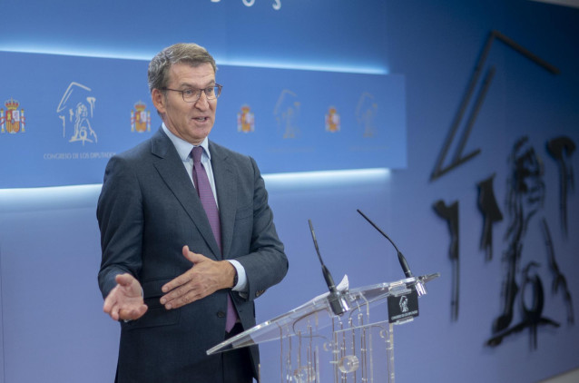 El líder del PP, Alberto Núñez Feijóo, ofrece una rueda de prensa, tras una reunión con el presidente del Gobierno, Pedro Sánchez, en el Congreso de los Diputados, a 22 de diciembre de 2023, en Madrid (España).