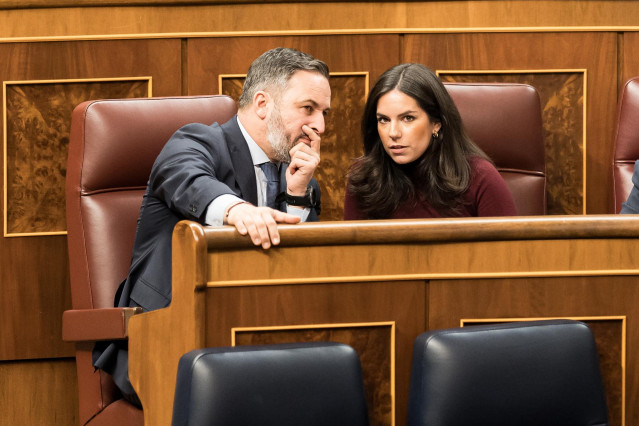 El líder de Vox, Santiago Abascal y la portavoz de VOX en el Congreso, Pepa Millán